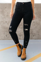 Load image into Gallery viewer, Into The Wild Distressed Skinny Jeans Judy blue