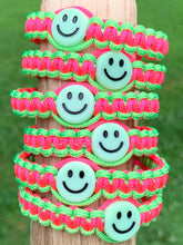 Load image into Gallery viewer, Smiley Face Paracord Bracelet
